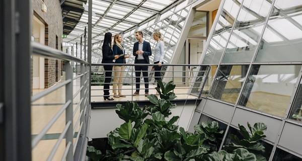 Unterhaltung 4 Personen auf offenem Flur_AdobeStock_315422421_600x320.jpg