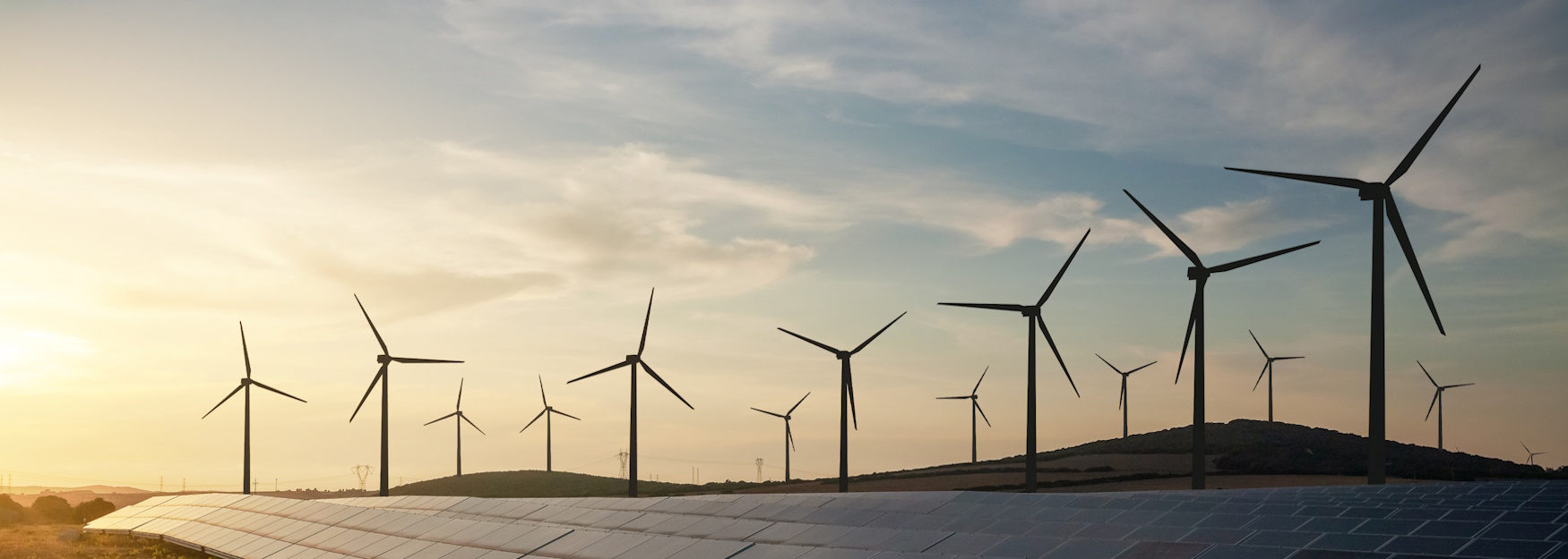 Windräder_Solaranlage_Sonneuafgang_iStock-1358631264_Web_Header.jpg