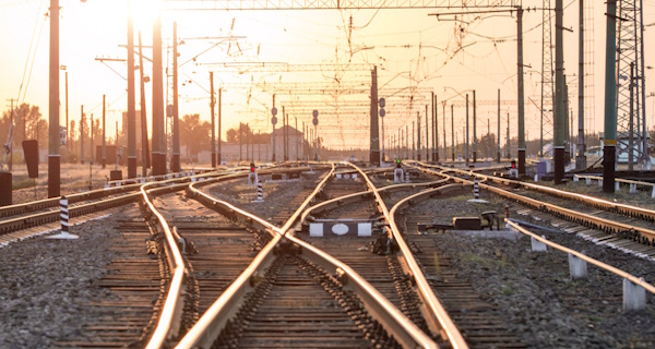 Schienenverkehr viele kreuzende Bahngleise_iStock-1040255488_600x320.jpg