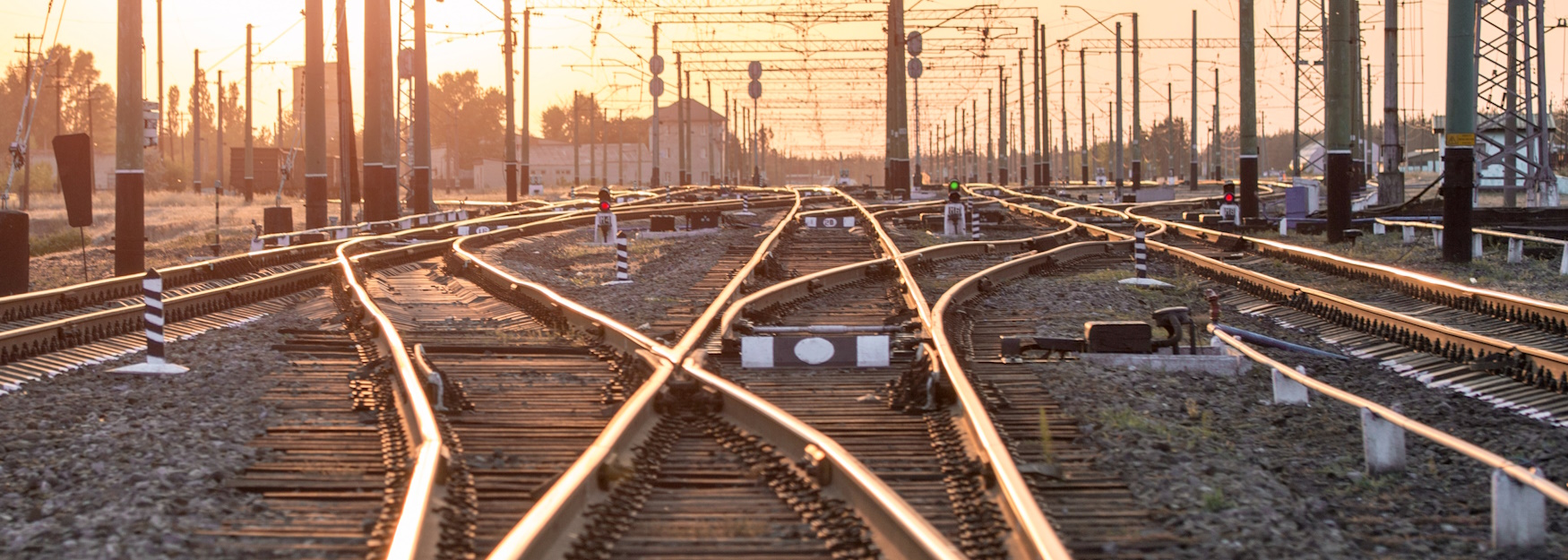 Schienenverkehr viele kreuzende Bahngleise_iStock-1040255488_1750x625.jpg