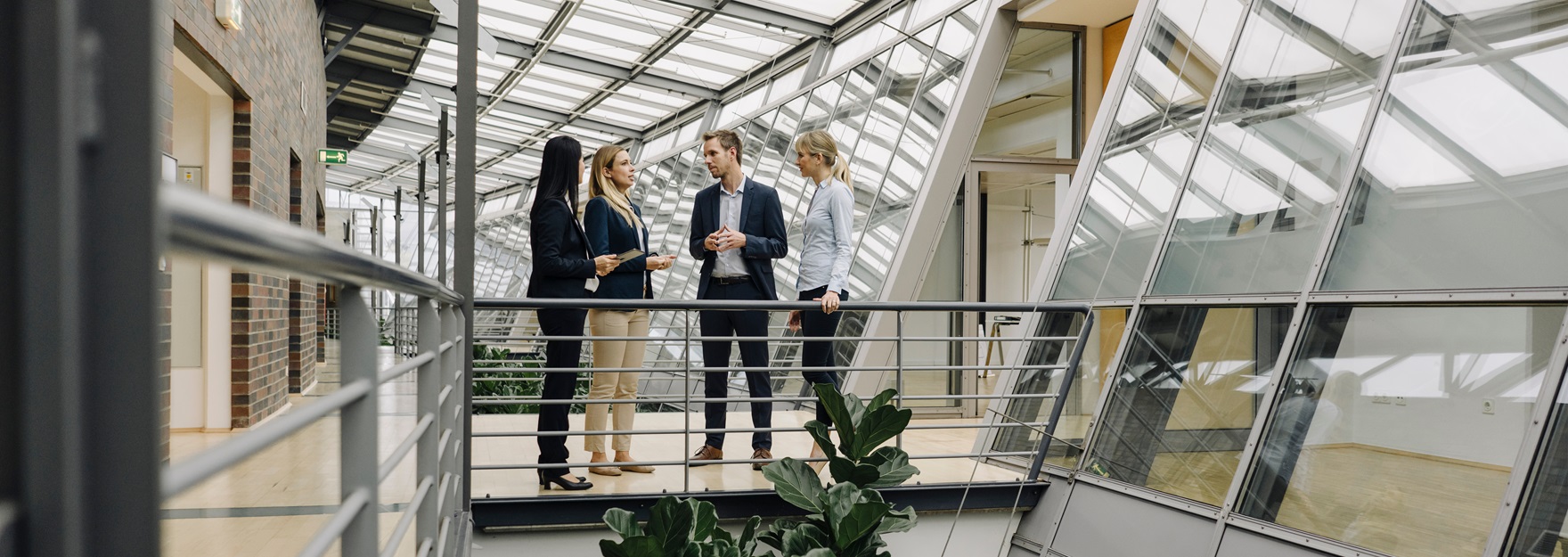 Unterhaltung 4 Personen auf offenem Flur_AdobeStock_315422421_1760x625.jpg