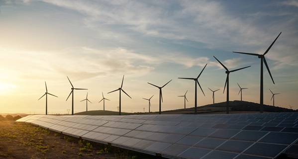Windräder_Solaranlage_Sonneuafgang_iStock-1358631264_600x320.jpg